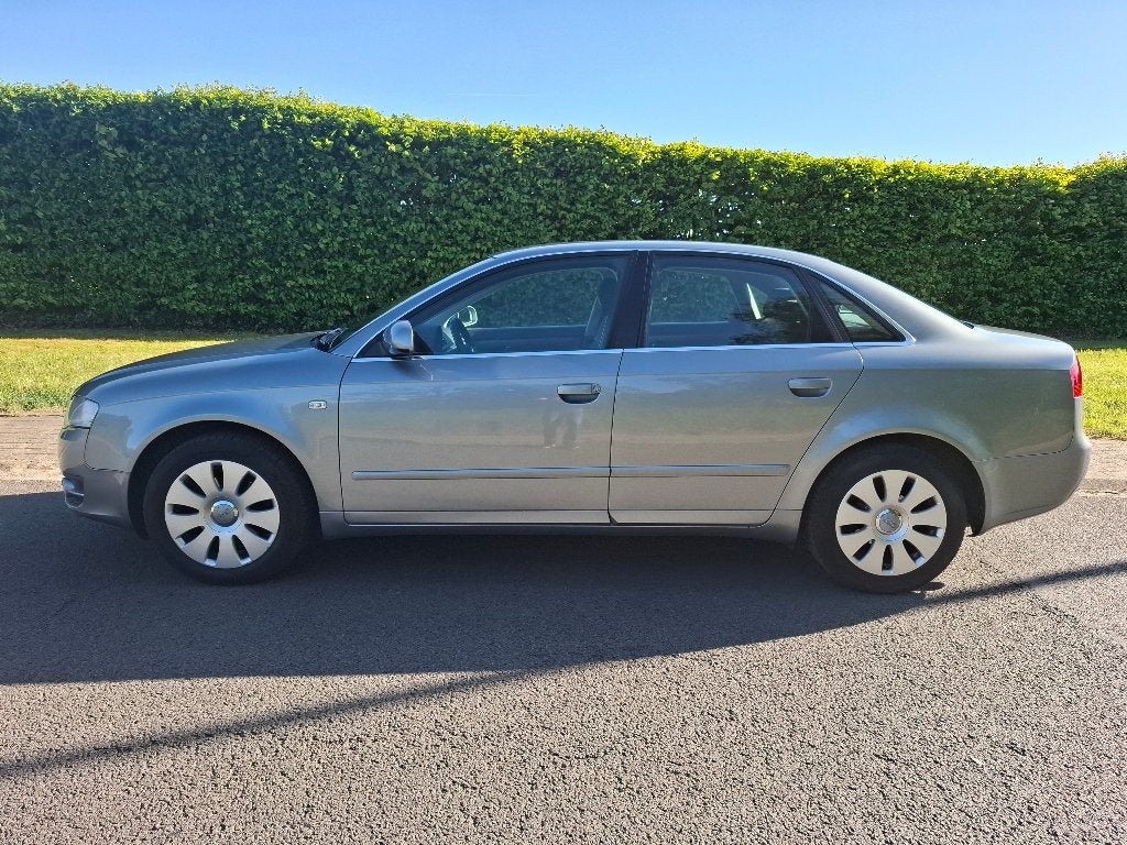 Audi A4 2L 130 PK Benzine Full Options. 4 Deuren, Auto's, Audi, Voorwielaandrijving, Zwart, 4 cilinders, A4