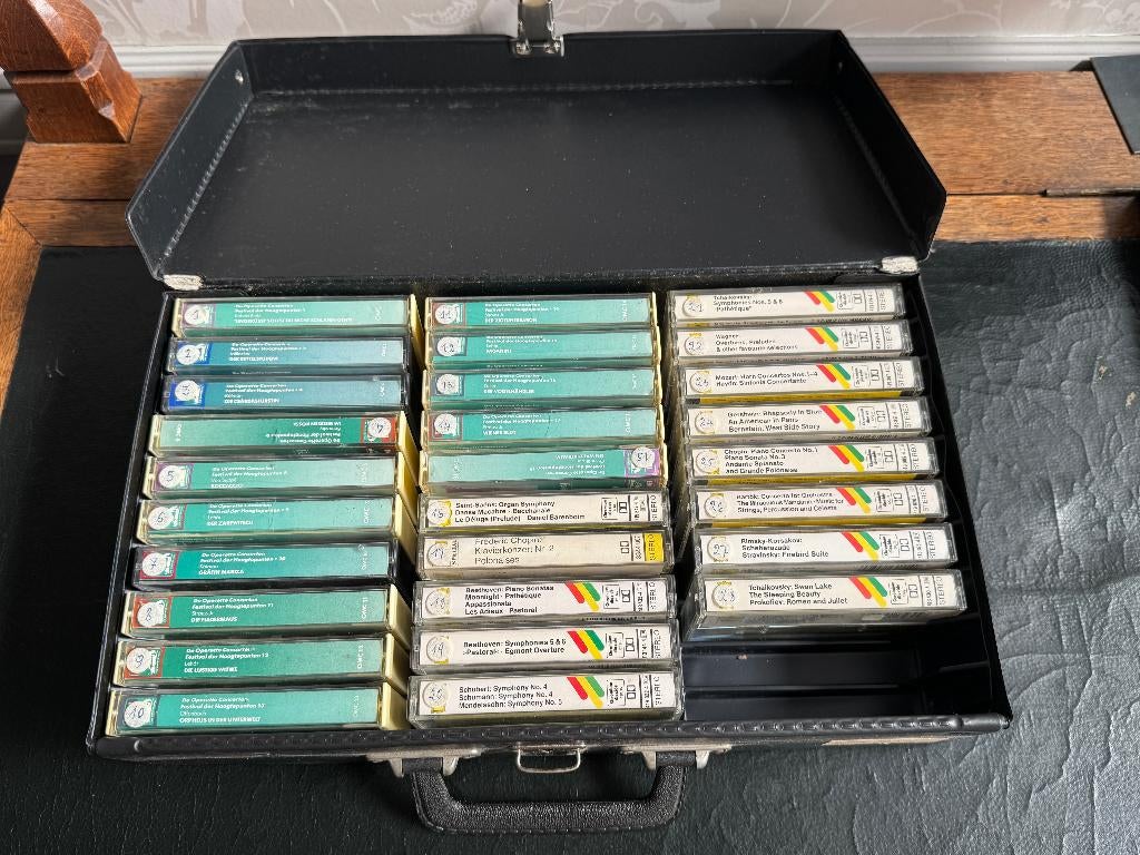 Muziekkoffer + 28 muziekcassettes, Cd's en Dvd's, Cassettebandjes, Gebruikt, Klassiek, Ophalen of Verzenden, Voorbespeeld