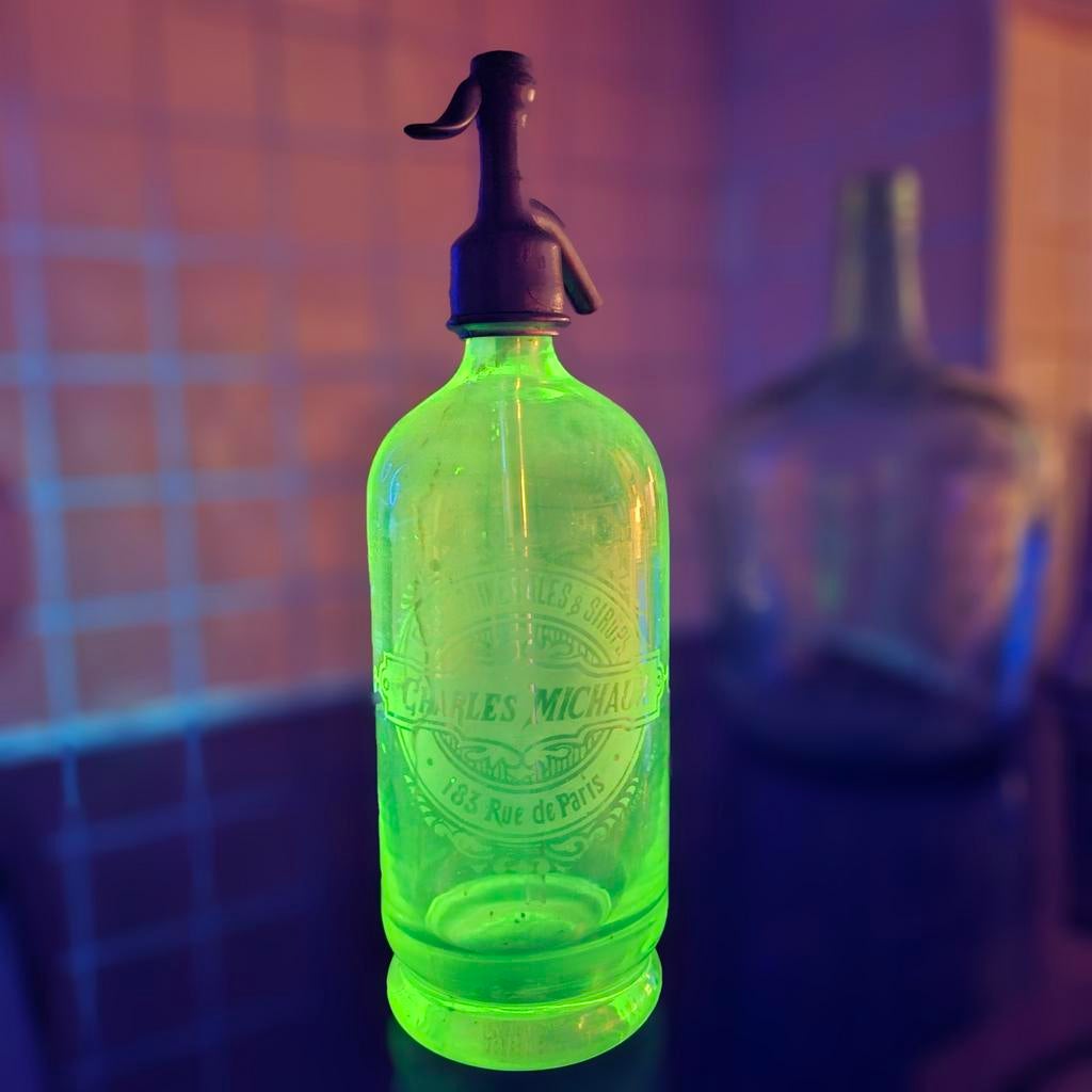 Bouteille ancienne avec siphon (ouraline), Enlèvement