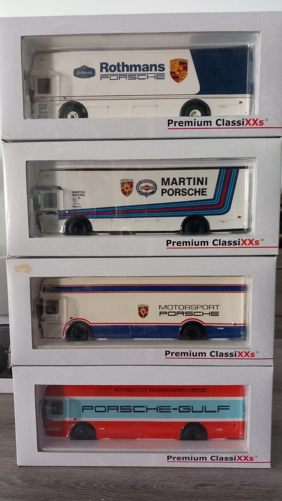 Kavel van 4 Premium ClassiXXs Porsche Race Transporter 1:43, Ophalen