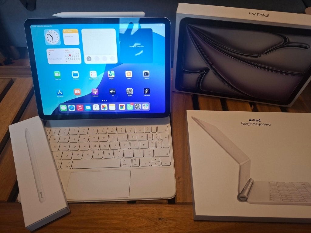 iPad Air (2025) 11"  M3-128 GB + Clavier + USB Pencil, Computers en Software, Apple iPads, Ophalen, Apple iPad, 11 inch, Zo goed als nieuw
