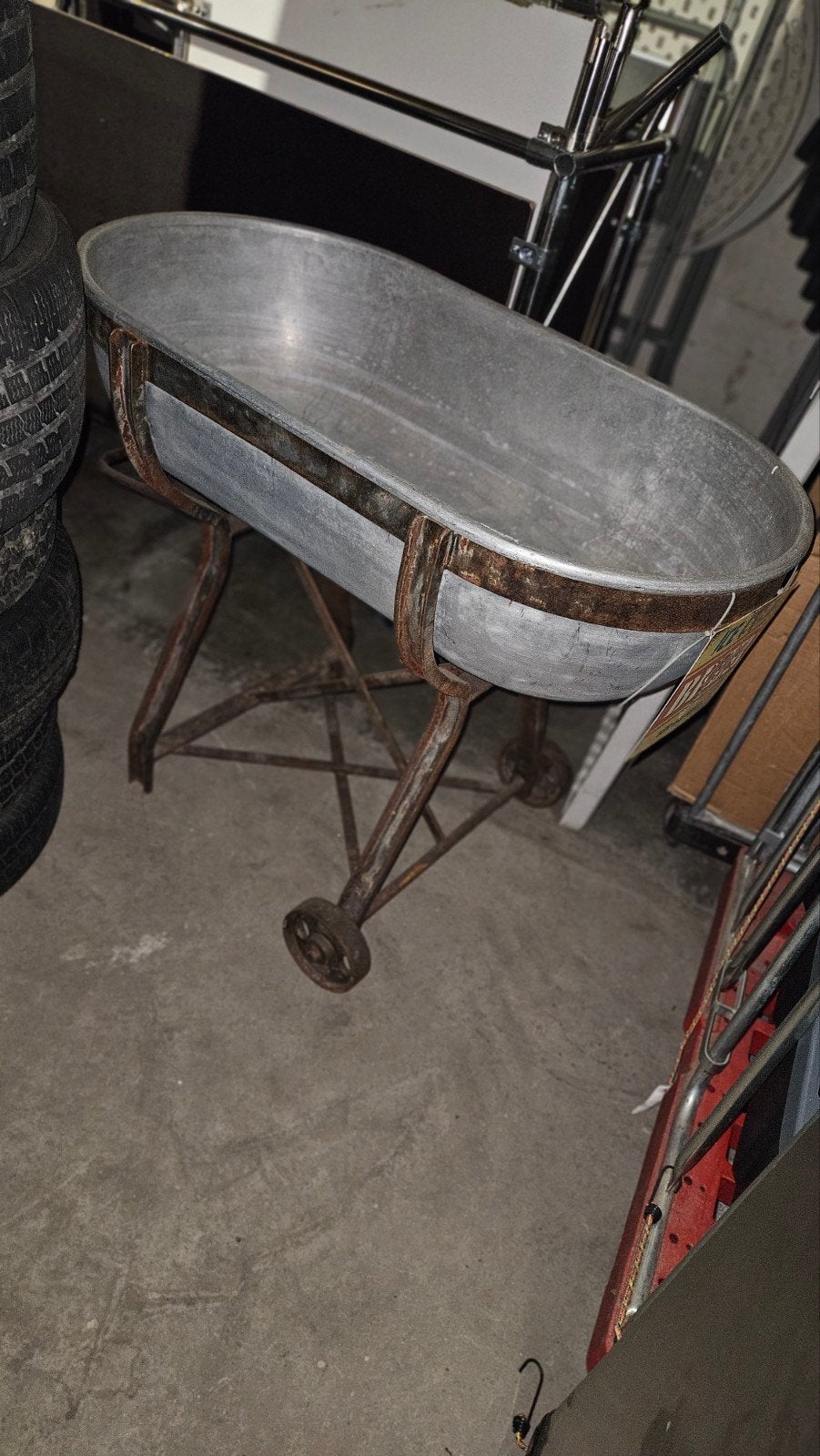 vintage verrijdbare mengtroggen of vleeskuip, Ophalen