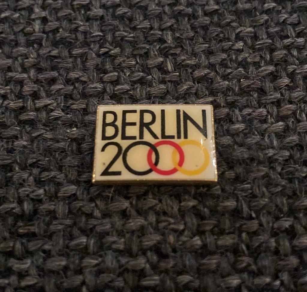 PIN - MERCEDES BENZ BERLIN 2000, Verzamelen, Speldjes, Pins en Buttons, Verzenden, Gebruikt, Transport, Speldje of Pin