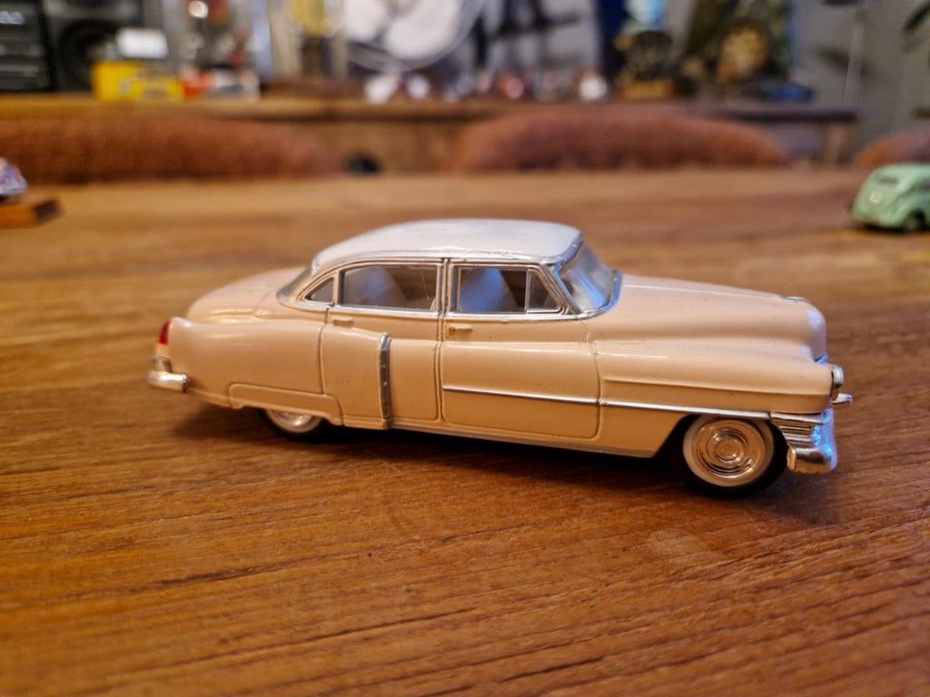 ERTL 1/43 1952 Cadillac four door, Ophalen of Verzenden