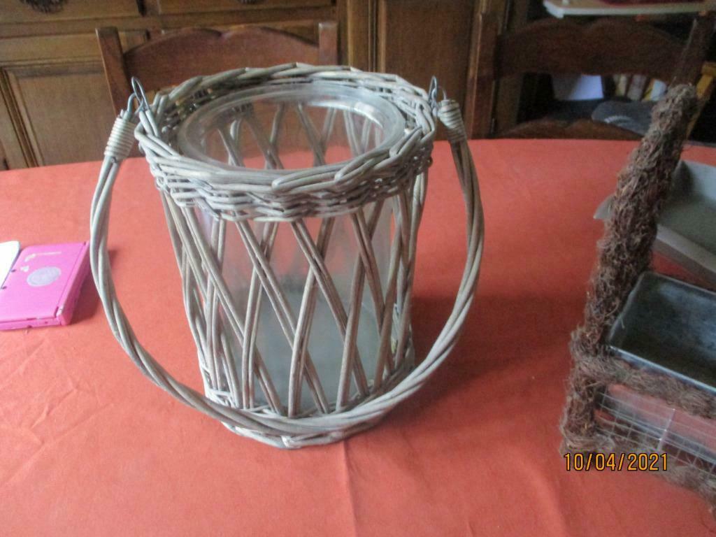 VASE OU POT POUR MONTAGE DE FLEURS., Moins de 50 cm, Enlèvement ou Envoi, Autres couleurs, Comme neuf