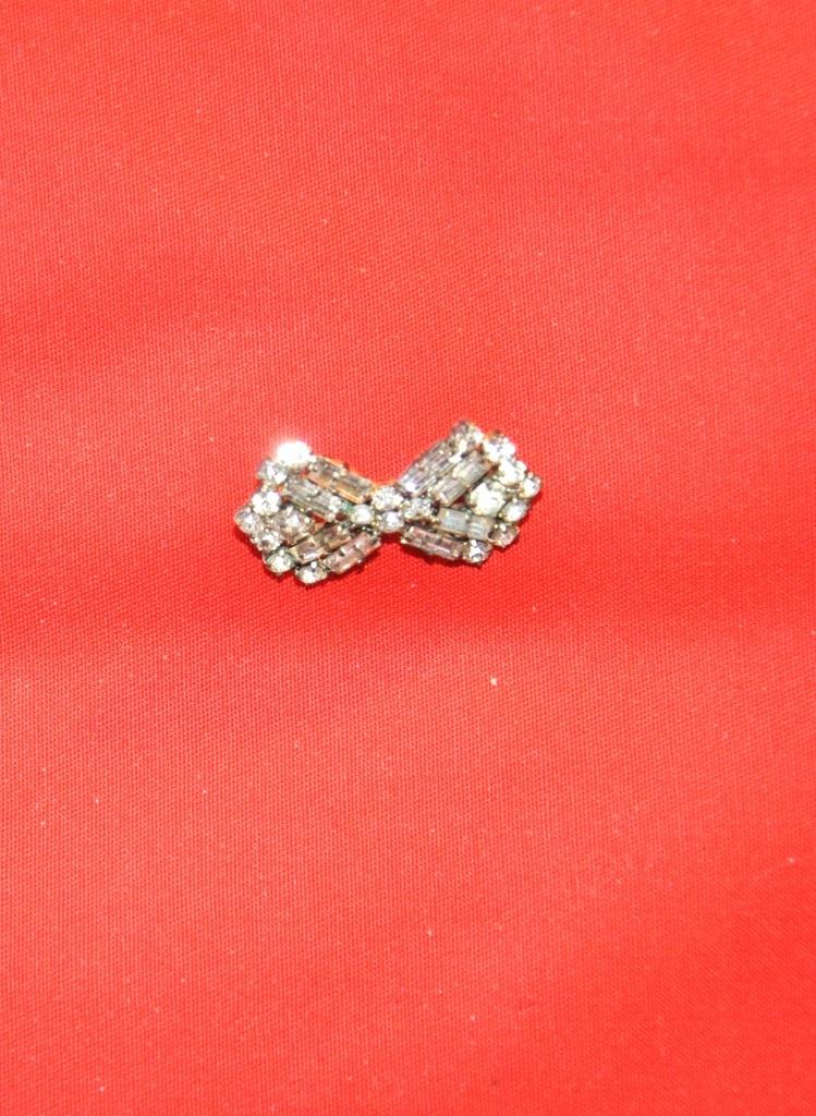 broche de fantaisie nœud papillon (x2015), Enlèvement ou Envoi, Utilisé, Autres matériaux, Avec strass