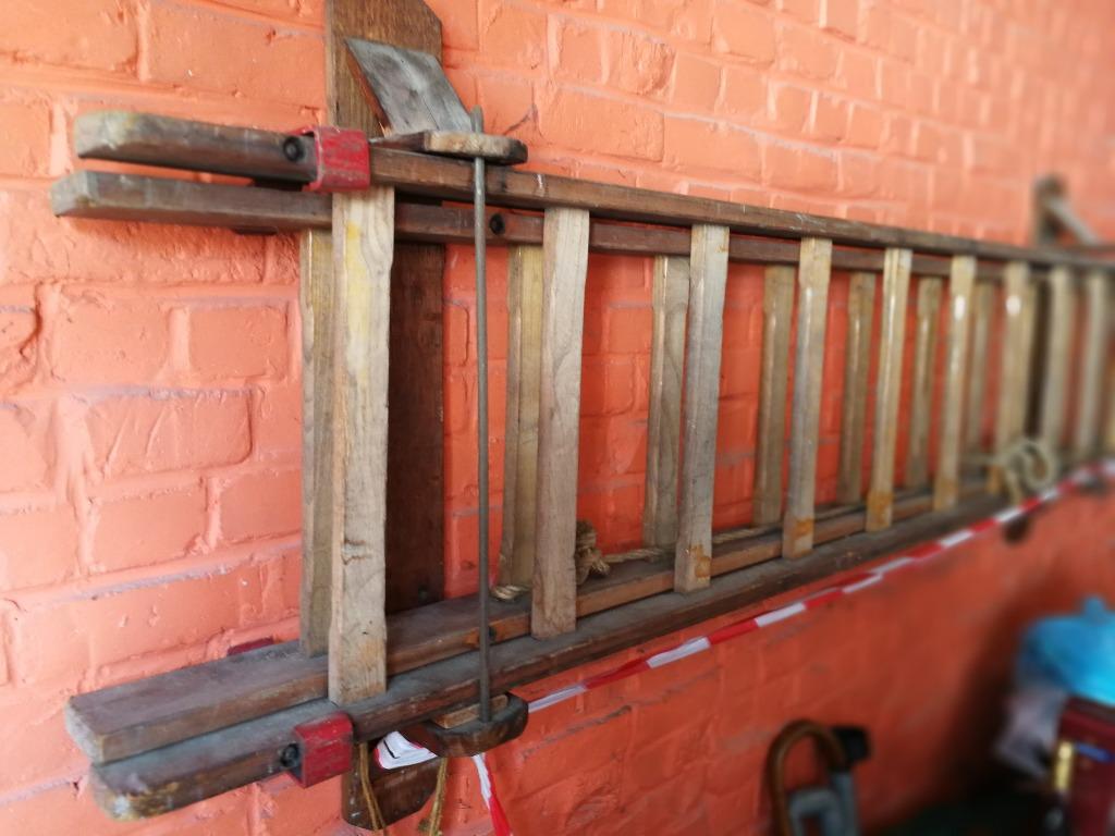 Dubbele uitschuifbare houten ladder, Doe-het-zelf en Bouw, Ladders en Trappen, Zo goed als nieuw, Ladder, 4 meter of meer, Ophalen