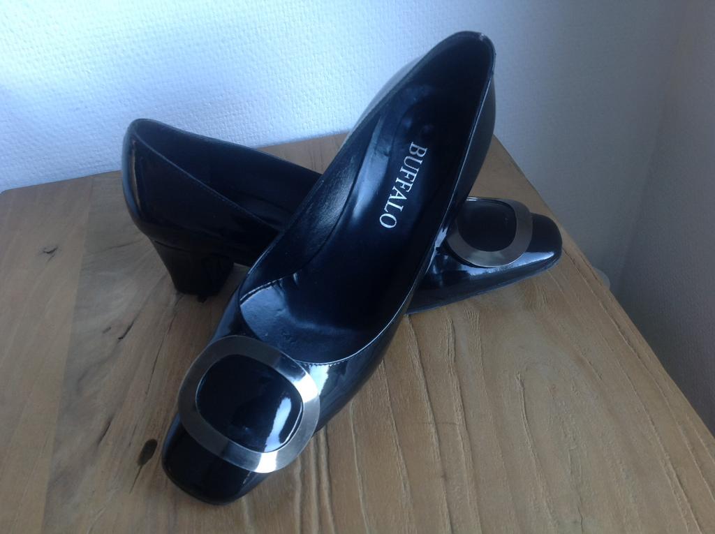 Damesschoentje zwarte lak BUFFALO, maat 37, Ophalen, Zo goed als nieuw, Zwart, Pumps