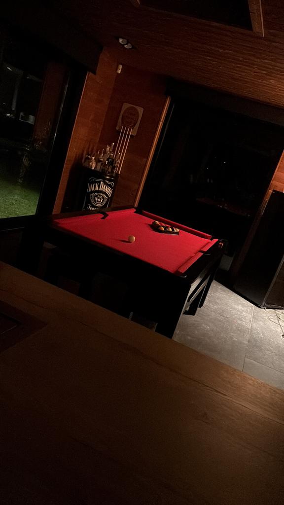 POOL / eettafel / 2x bankjes / Ballen af 4x keu+ ophanging, Ophalen, Zo goed als nieuw, Pooltafel