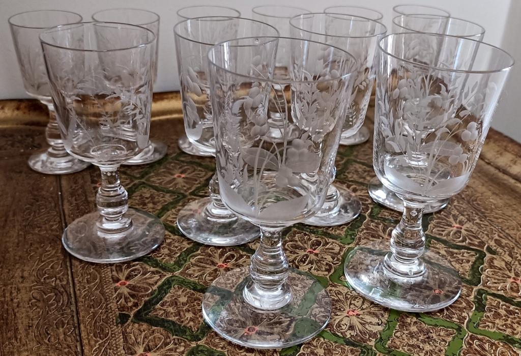 12 Verres en cristal, XIXème, décors feuilles/fleurs gravés, Ophalen