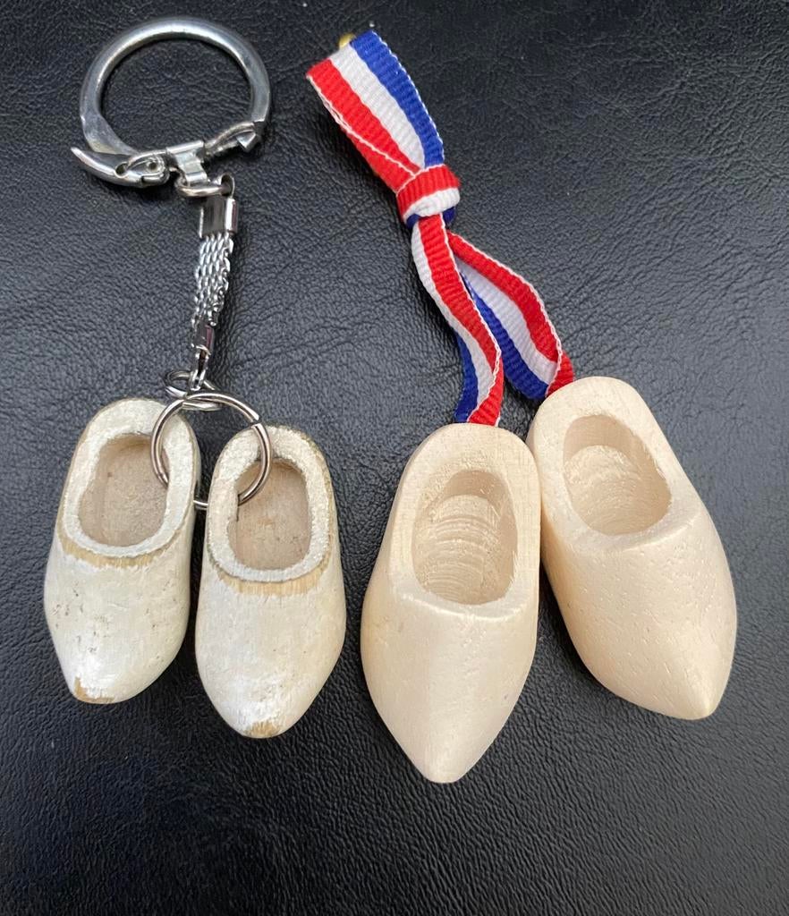 🍄 Houten Hollandse klompjes 1 sleutelhanger + 1 met lintje, Enlèvement ou Envoi, Comme neuf