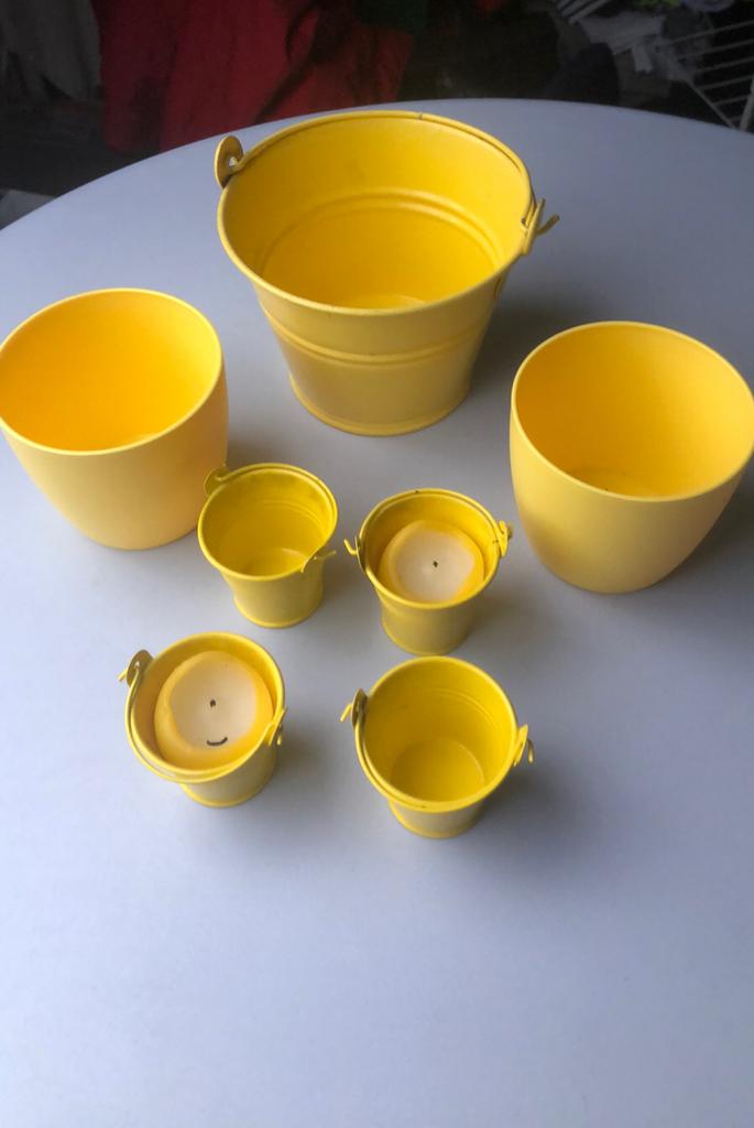 Assortiment gele bloempotjes of paasdecoratie., Ophalen, Zo goed als nieuw