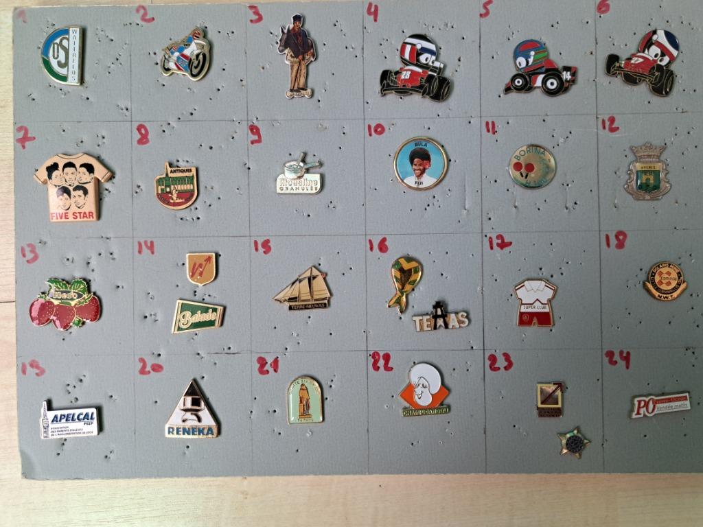 Pin's pins bij de doos zie foto's en nieuws, Ophalen of Verzenden