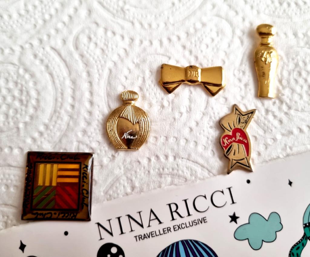 Lot 5 pin's/broches Parfum NINA RICCI, Envoi, Comme neuf, Insigne ou Pin's