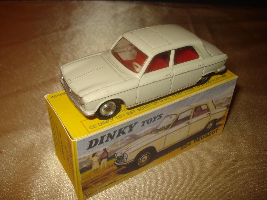 DINKY TOYS Ancienne Peugeot 204 + Boîte, Hobby & Loisirs créatifs, Voitures miniatures | 1:43, Comme neuf, Voiture, Dinky Toys