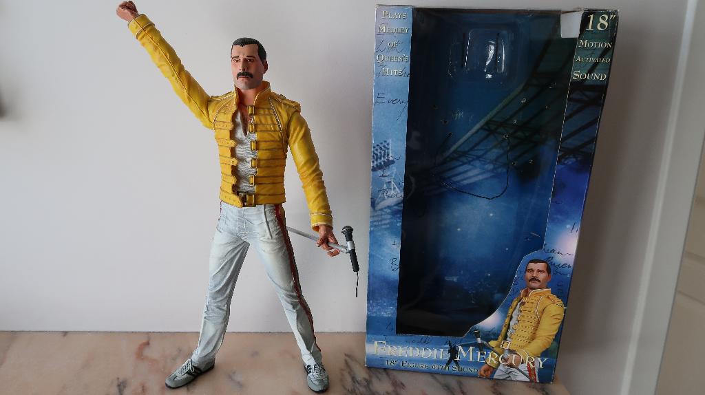 Neca Freddie Mercury 18" Queen, Enlèvement ou Envoi, Comme neuf, Poupée, Figurine ou Miniature