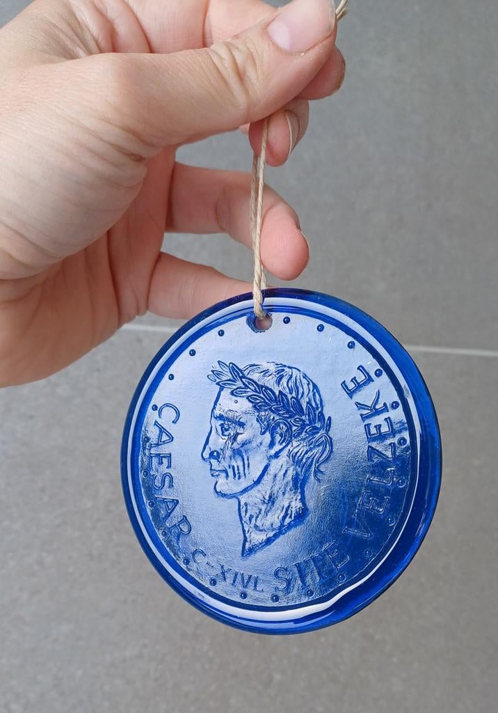 Blauw Glazen medaillon Caesar, Ophalen of Verzenden