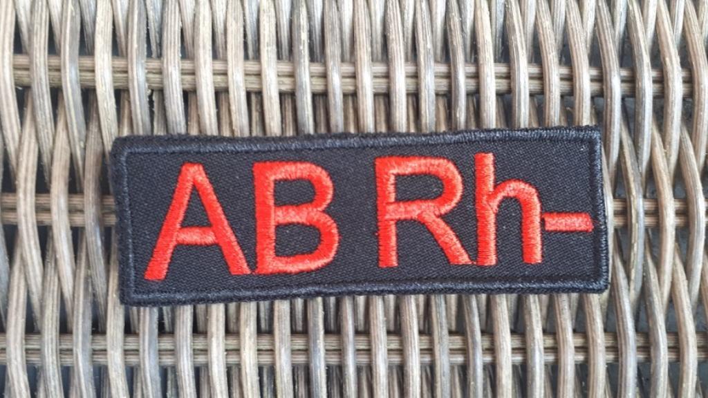 Groupe sanguin AB Rh - Emblème thermocollant - 88 x 30 mm, Enlèvement ou Envoi, Neuf