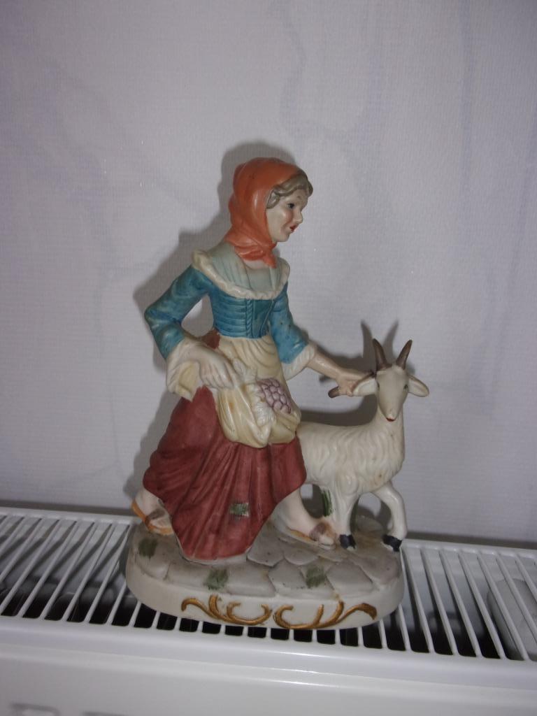 bibelot femme avec son bouc, Enlèvement ou Envoi