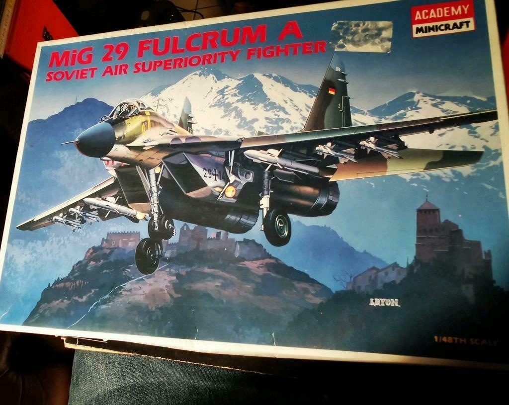 Mig 29 fulcrum A soviet air superiority fighter 1/48, Ophalen of Verzenden, Zo goed als nieuw, Vliegtuig, Overige merken
