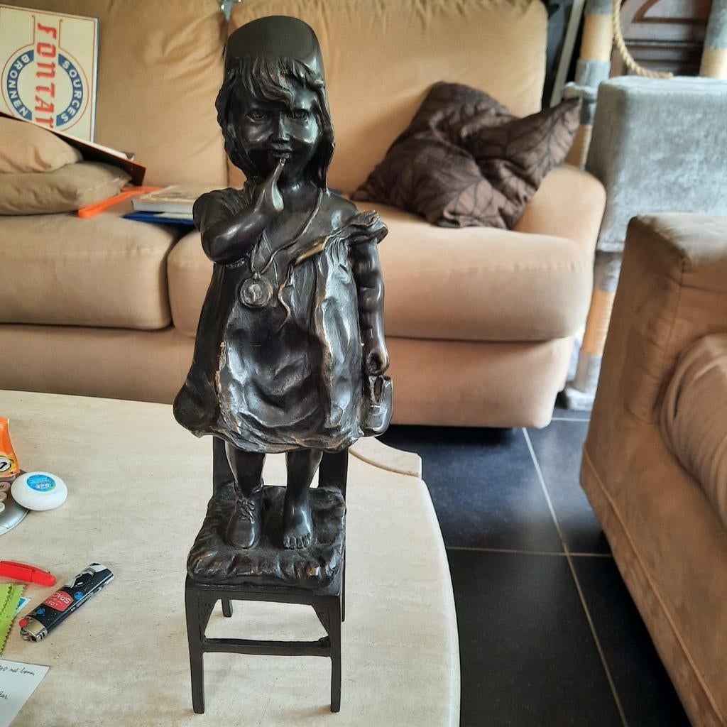 Statue en bronze, enfant sur une chaise. Signé Moreau. 44 cm, Enlèvement ou Envoi