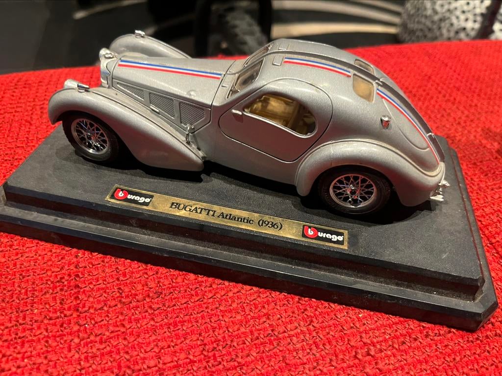 Vintage 1:24 bBurago Bugatti Atlantic 1936 metal model, Enlèvement, Comme neuf, Burago