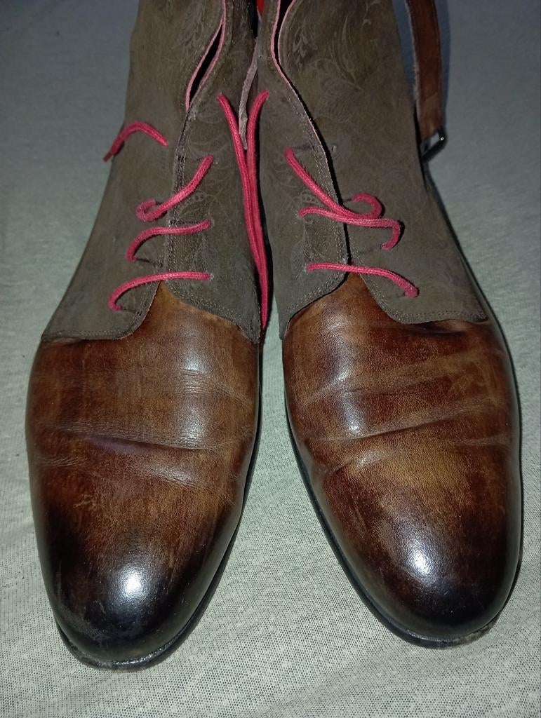 Chaussures en cuir marron à lacets rouges et intérieur, 45, Enlèvement ou Envoi, Comme neuf
