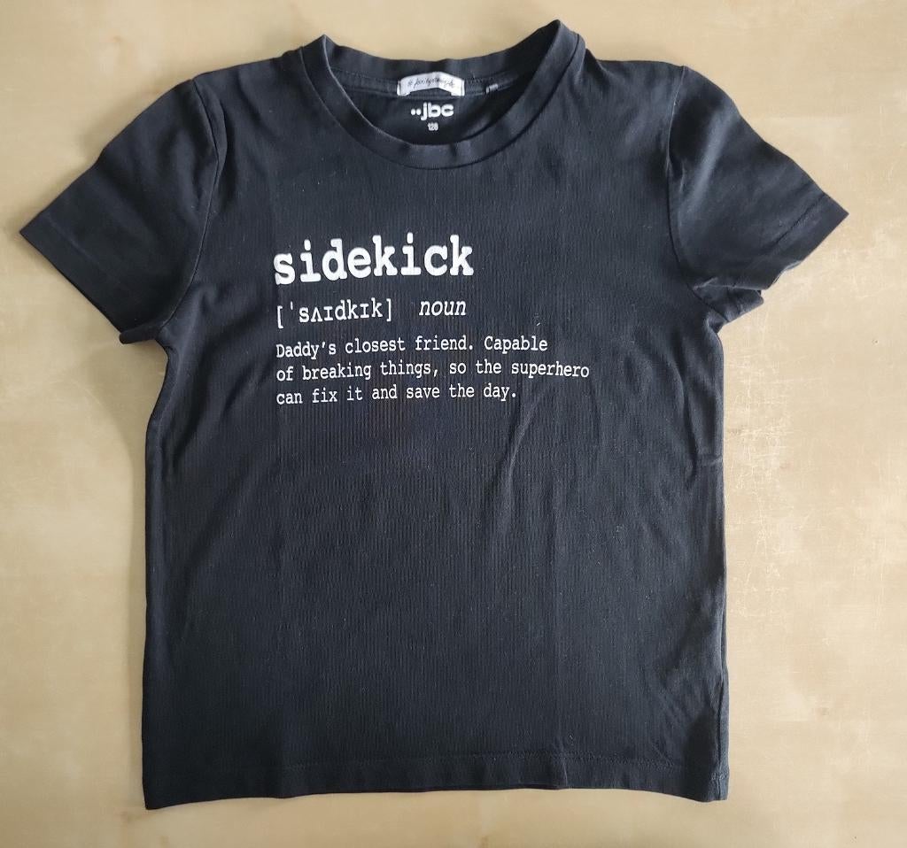 Leuke zwarte t-shirt "sidekick", maat 128, Kinderen en Baby's, Kinderkleding | Maat 128, Gebruikt, Jongen of Meisje, Ophalen of Verzenden