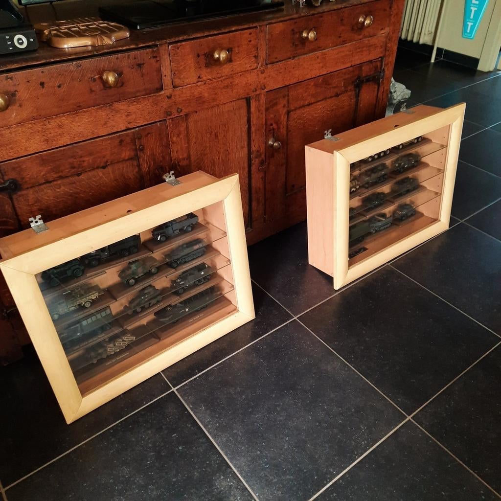 Militaria trucks , camions .  2 mooie kasten ! 23 stuks !, Ophalen