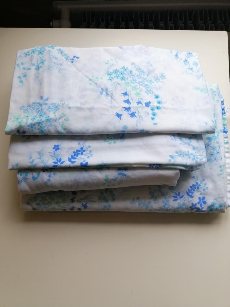2 draps de lit + 2 taies pour 2 lits d'1 personne, Enlèvement ou Envoi, Bleu