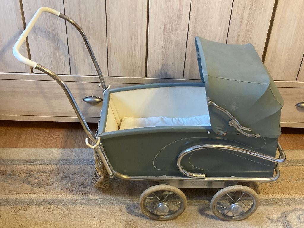 zolderopruiming: Antieke Périclès poppenwagen met houten bak, Ophalen