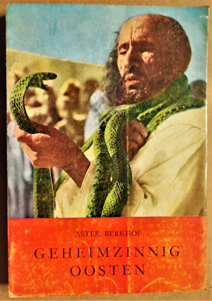 Geheimzinnig Oosten (Angst voor Azië) - 1960 - Aster Berkhof, Boeken, Ophalen of Verzenden, Gelezen, Aster Berkhof, Azië