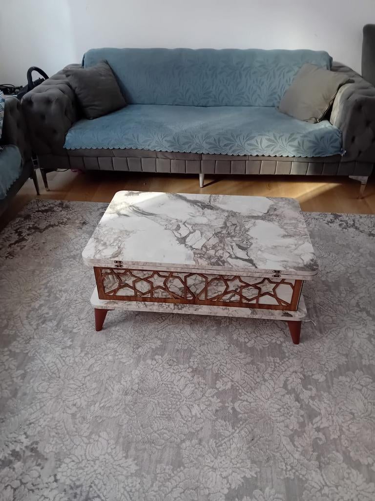 Une table basse magique, Enlèvement