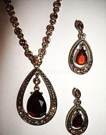 AVON : Parure TATANIA : collier + boucles, Bijoux, Sacs & Beauté, Colliers, Enlèvement ou Envoi, Neuf, Brun