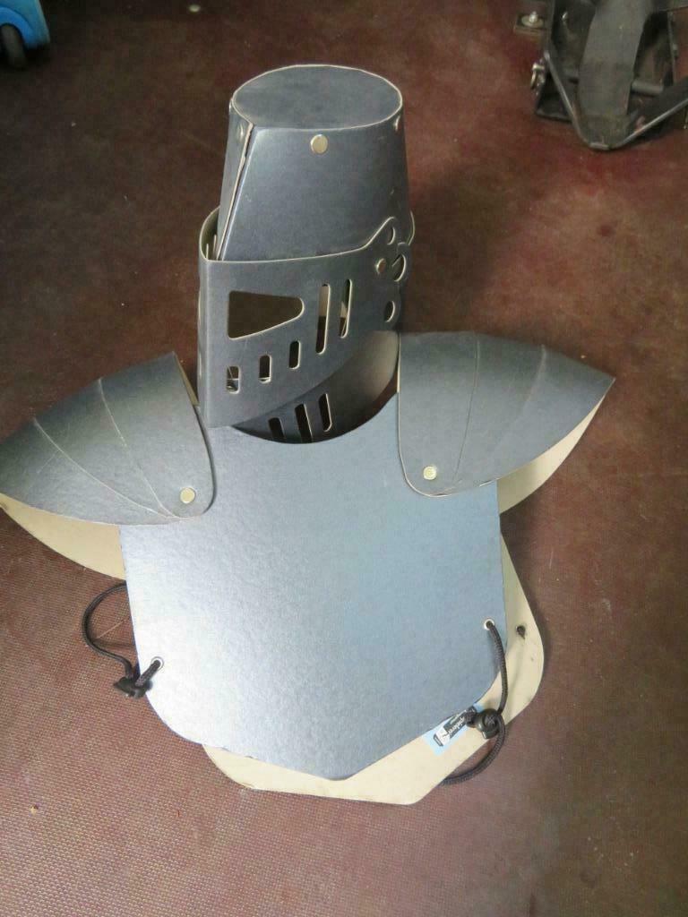 ridderhelm en harnas met houten ridderschild, Ophalen of Verzenden, Zo goed als nieuw, Jongen of Meisje