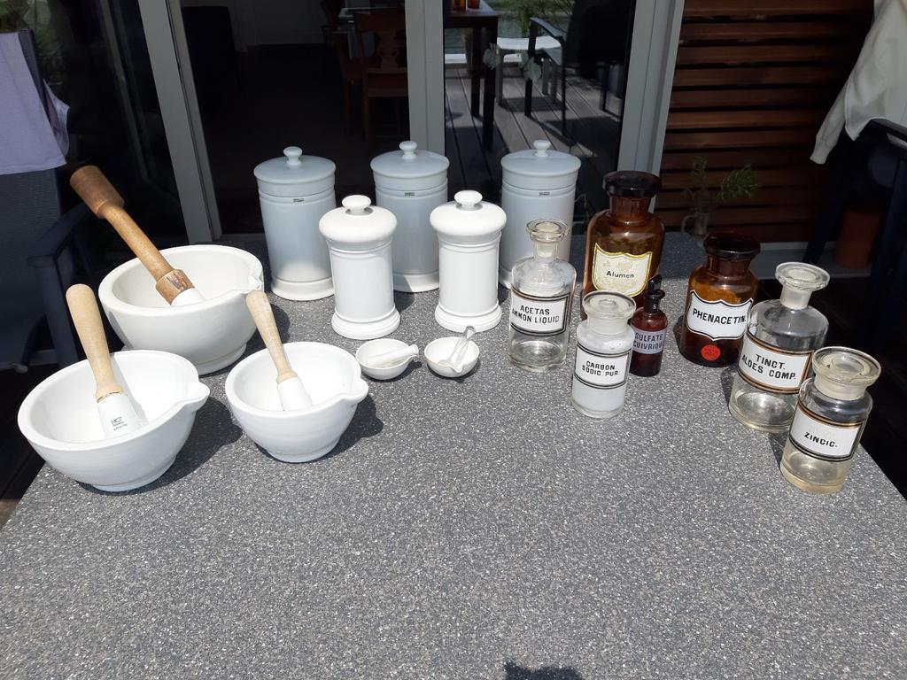 pots de pharmacie, Enlèvement