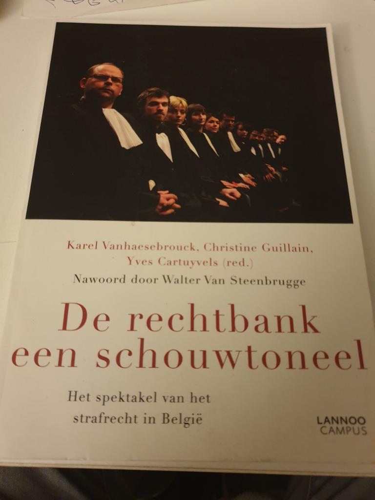 Yves Cartuyvels - De rechtbank een schouwtoneel, Enlèvement ou Envoi, Comme neuf, Yves Cartuyvels; Christine Guillain; Karel Vanhaesebrouck