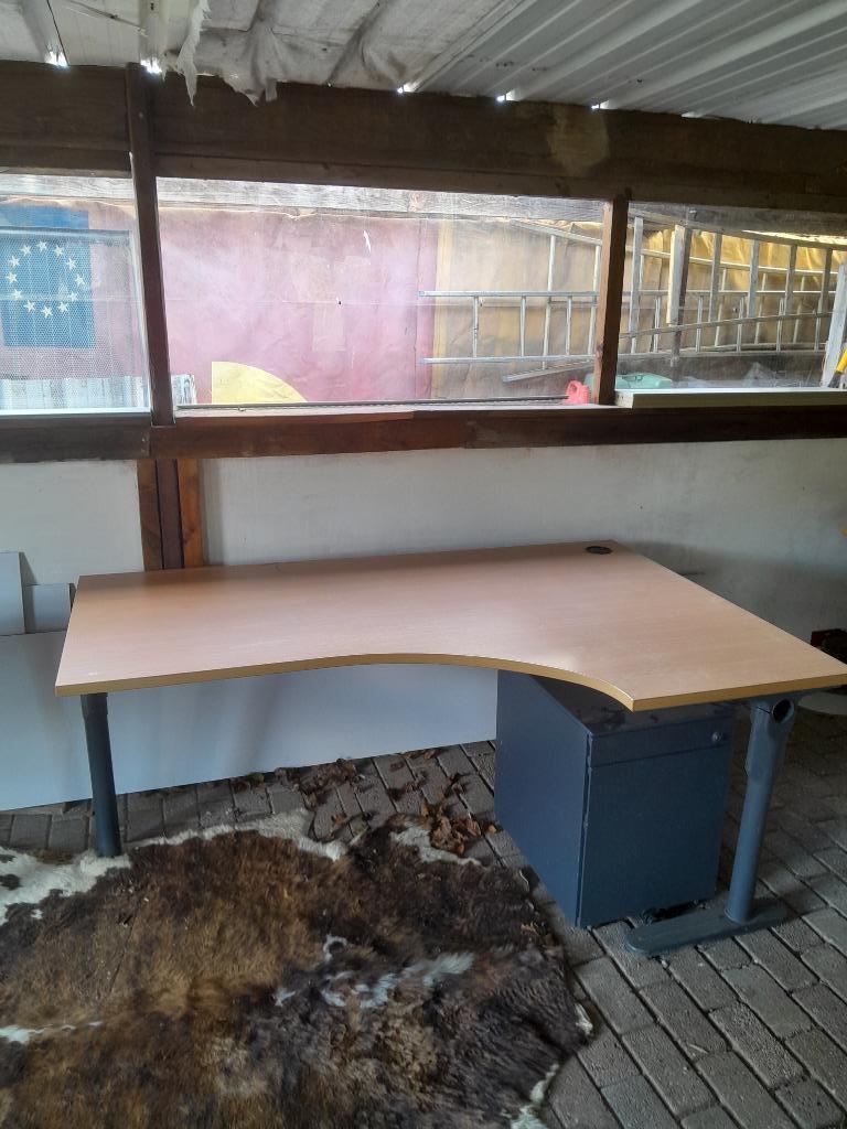 Bureau  L vorm van Ahrend, Ophalen, In hoogte verstelbaar, Zo goed als nieuw, Ahrend