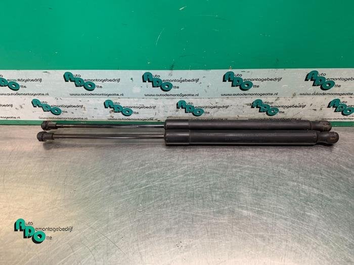 Kit amortisseur gaz hayon d'un Volkswagen Golf (Golf 04-), Autos : Pièces & Accessoires, Carrosserie & Tôlerie, Volkswagen, Utilisé