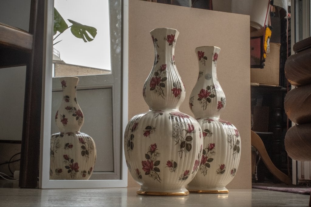 A Set Of 2 Keralux Boch Vases With Floral Decoration, Antiquités & Art, Enlèvement