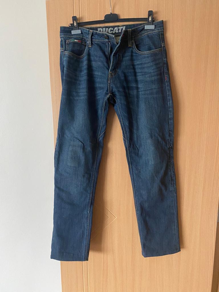 Jeansbroek moto, Ophalen