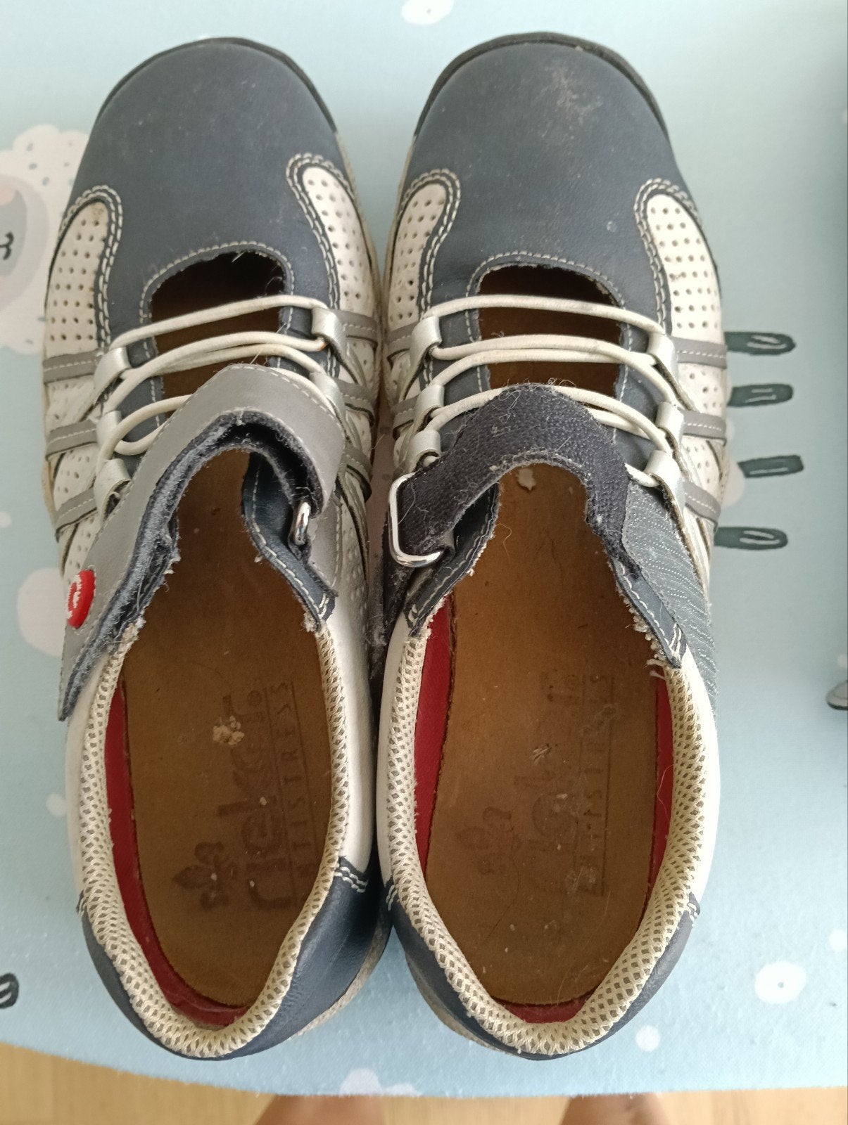 Stevige wandelschoenen, Ophalen