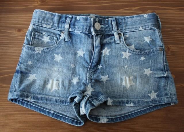 Speelse jeansshort met sterretjesprint - mt 128, Kinderen en Baby's, Kinderkleding | Maat 128, Broek, Meisje, H&M, Ophalen of Verzenden