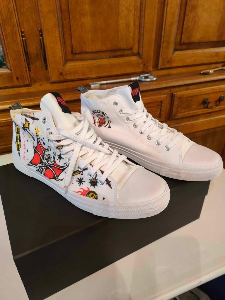 STRANGER THINGS HELLFIRE CLUB - Chaussures neuves 46 neuves, Neuf, Enlèvement ou Envoi, Chaussures à lacets, Blanc