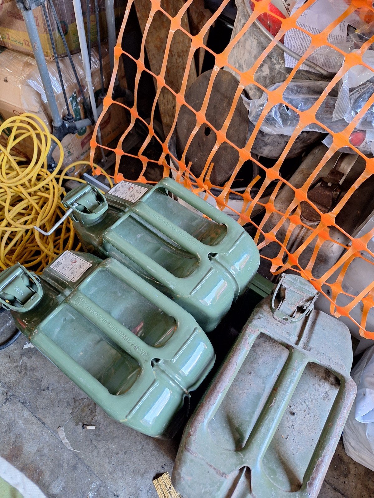 Jerrycan neuf, Enlèvement