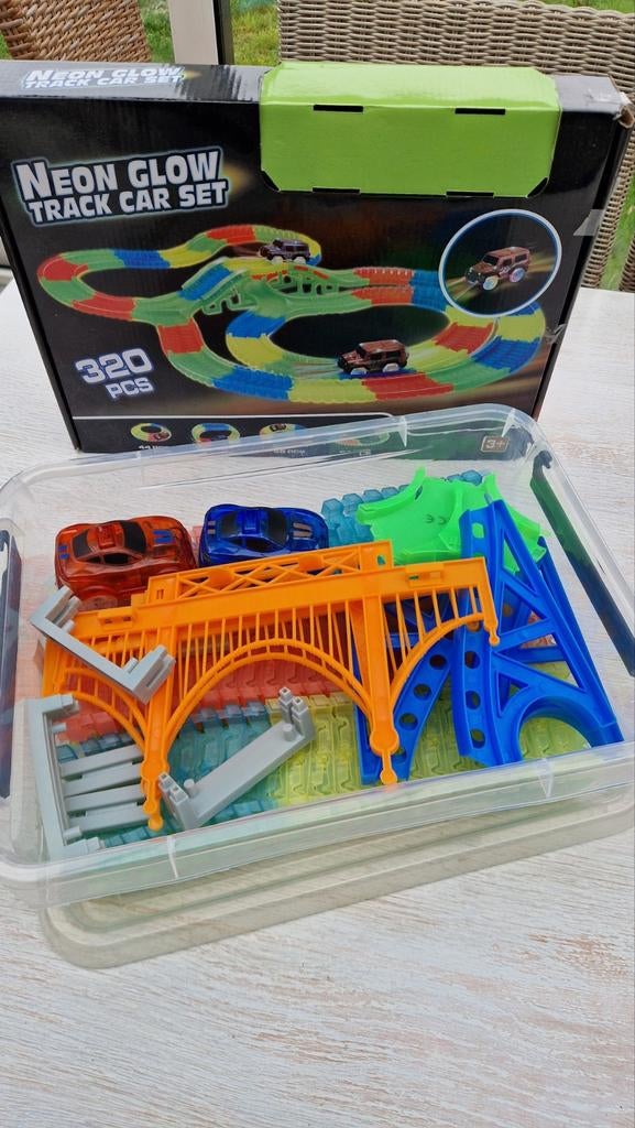 2 circuits multicolores et 4 voitures