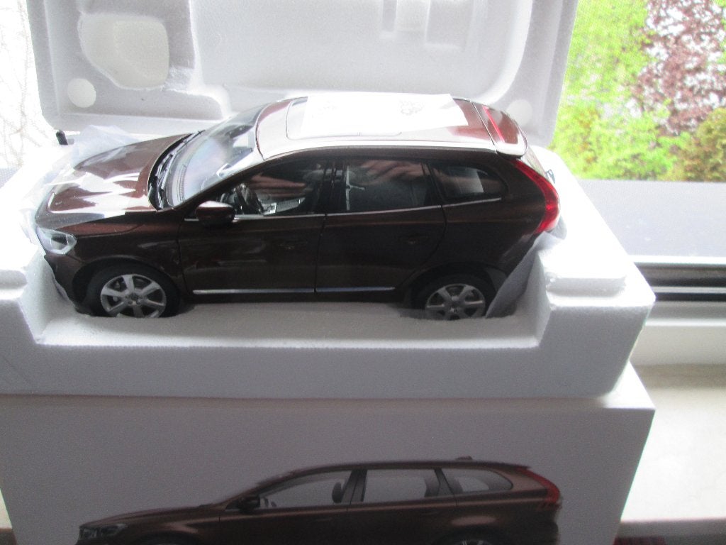 1:18 2015 Volvo XC 60 SUV braunm ultimate diecast, Enlèvement ou Envoi, Comme neuf, Voiture, Autres marques