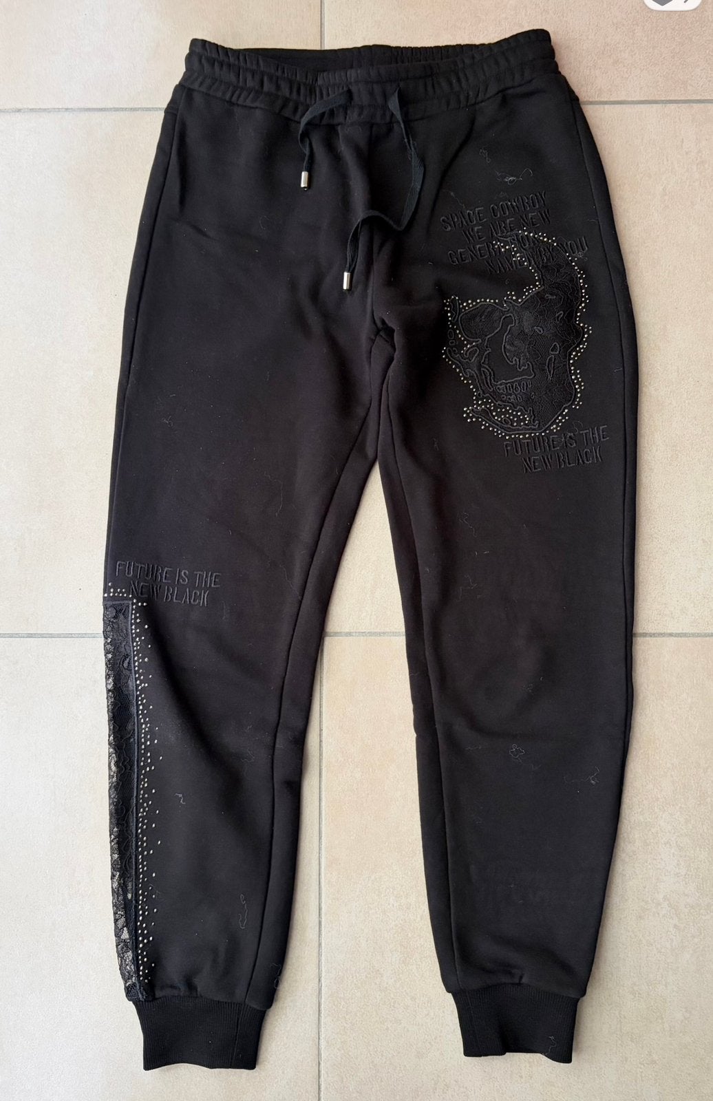 Survêtement Eu Queen taille 38 pleins de détails voir photo, Kleding | Dames, Broeken en Pantalons, Ophalen of Verzenden, Zo goed als nieuw