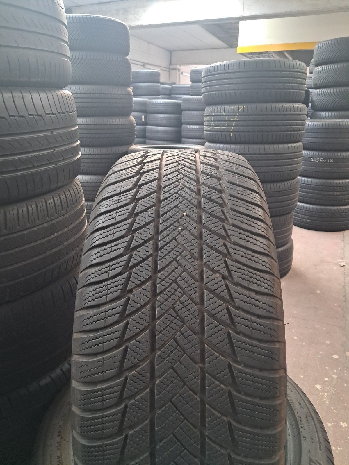 24540r18 245 40 r18 245/40/18 falken Hiver avec montage, Enlèvement ou Envoi