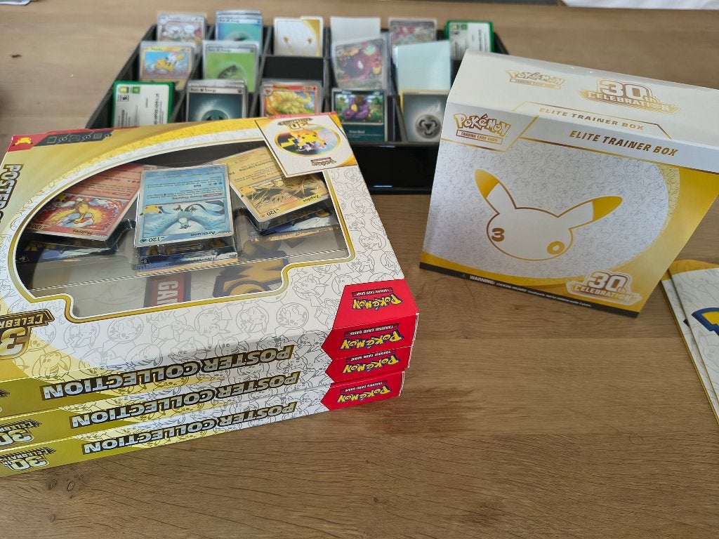 Pokemon 30th  ETB + Poster Collection, Hobby & Loisirs créatifs, Enlèvement, Neuf